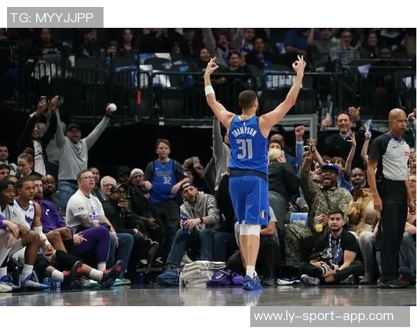 克莱半场神勇表现三分球9中6狂砍23分引发全场惊叹